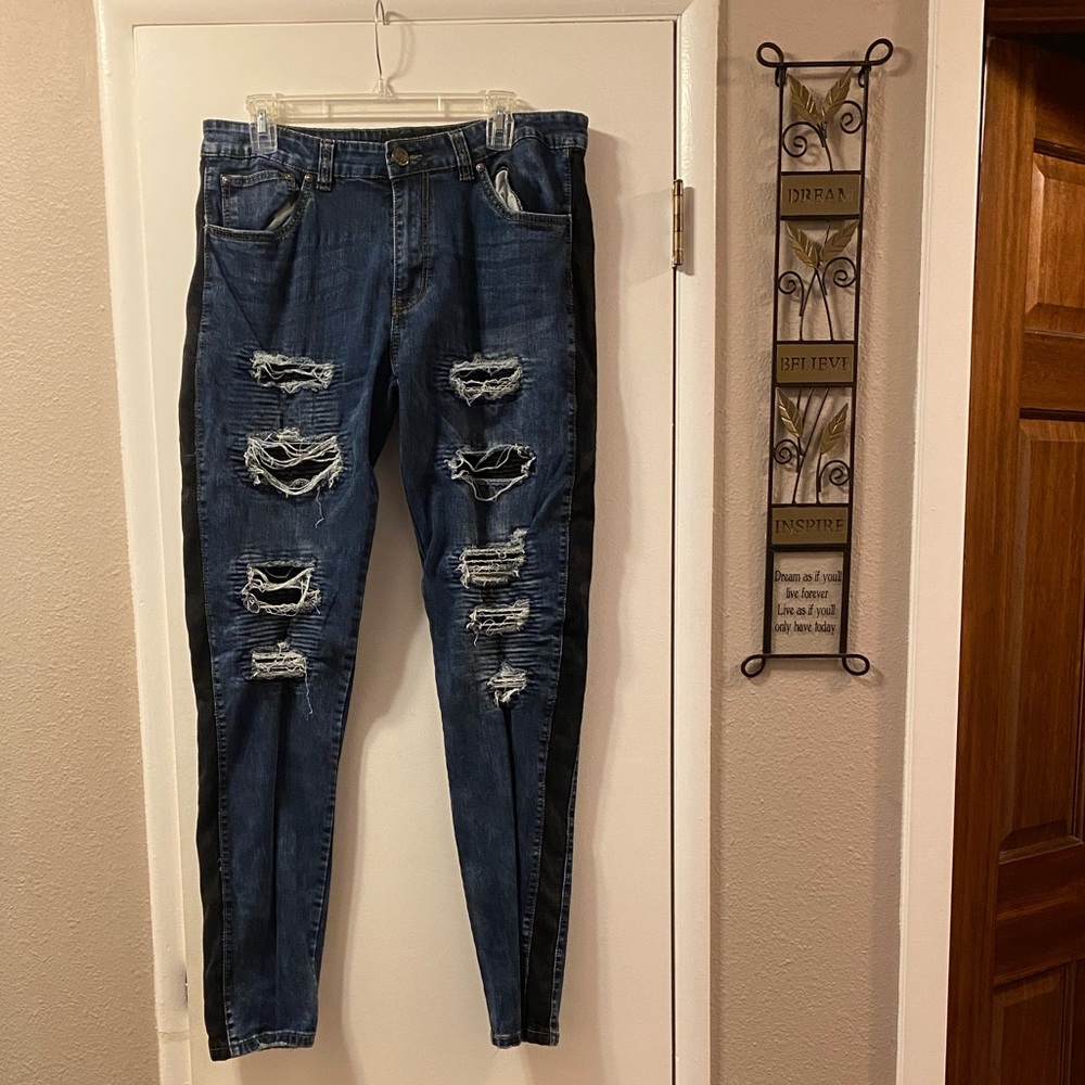 Victorious Men Ripped Jeans